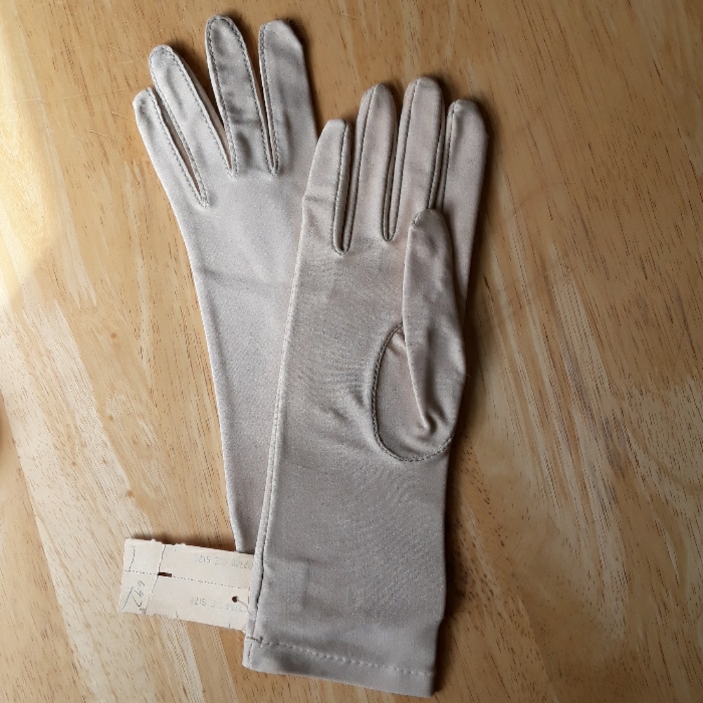 Vintage gloves in off white